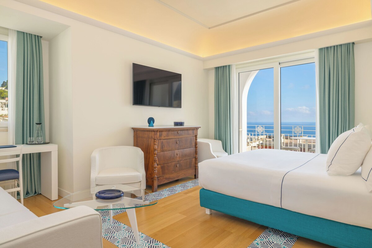 Junior suite, 1 kingsize bed, balkon, uitzicht op zee (Balcony) | Luxe beddengoed, bedden met traagschuimmatrassen, een minibar