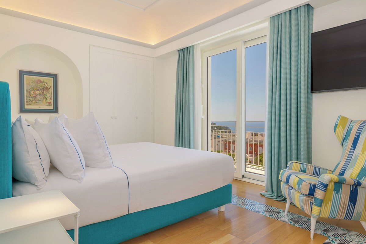 Suite, 1 slaapkamer, balkon, uitzicht op zee (Balcony) | Luxe beddengoed, bedden met traagschuimmatrassen, een minibar
