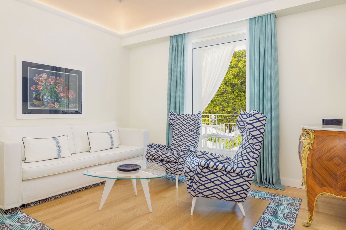 Suite, 1 slaapkamer, balkon | Woonruimte | Een 42-inch lcd-televisie met kabelzenders en televisie