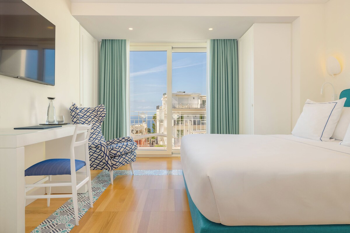 Deluxe kamer, 1 kingsize bed, balkon, uitzicht op zee (Balcony) | Luxe beddengoed, bedden met traagschuimmatrassen, een minibar