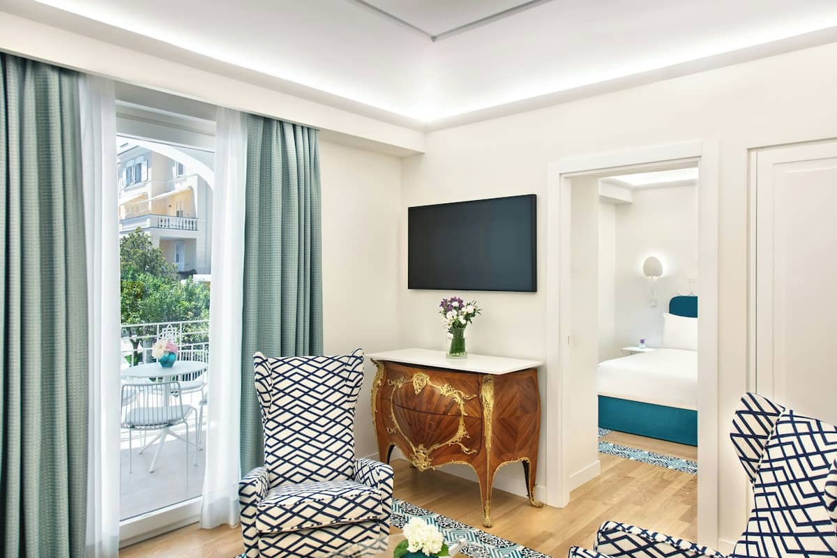 Suite, 1 habitación, para no fumadores, balcón | Ropa de cama de alta calidad, camas con efecto memoria y minibar