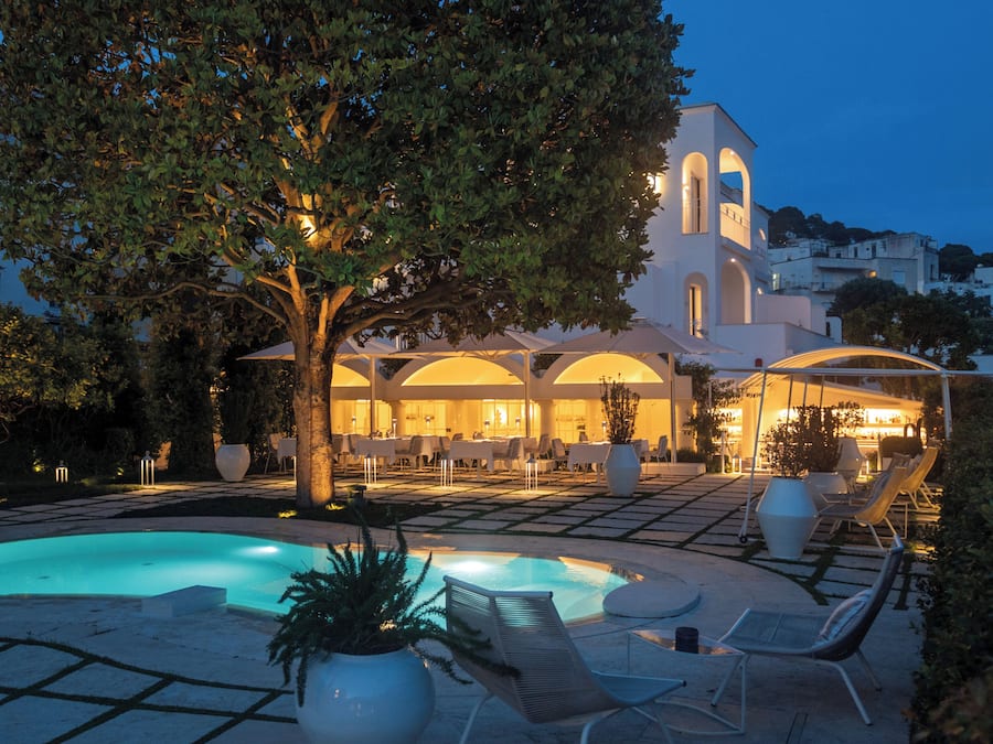 Se sirven almuerzos y cenas; cocina mediterránea; con vista al jardín