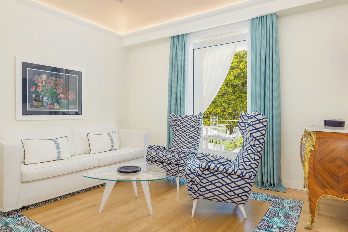 Suite, 1 slaapkamer, balkon | Woonkamer | Een 42-inch lcd-televisie met kabelzenders en televisie