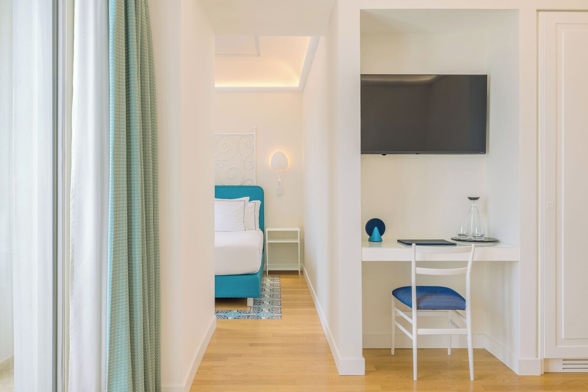 Suite, 1 kingsize bed, terras, uitzicht op tuin (Terrace) | Luxe beddengoed, bedden met traagschuimmatrassen, een minibar