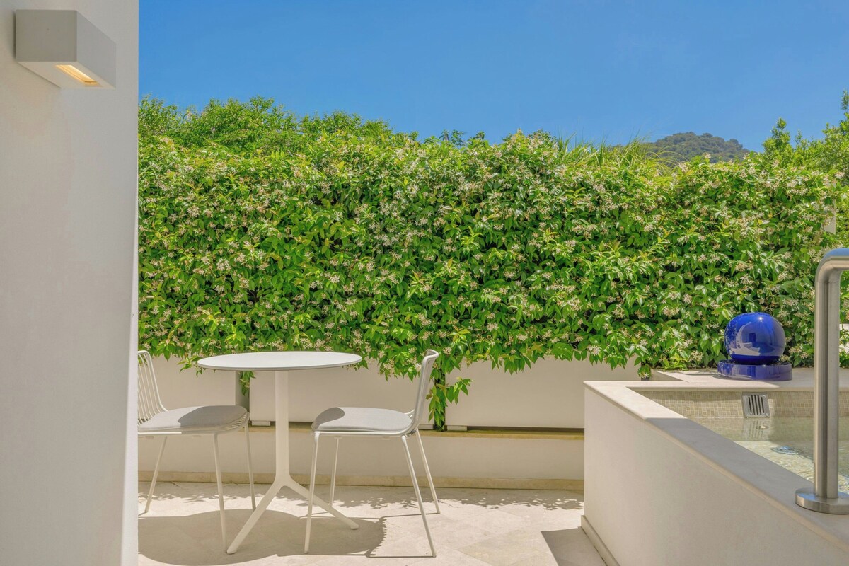 Suite, 1 kingsize bed, terras, uitzicht op tuin (Terrace) | Luxe beddengoed, bedden met traagschuimmatrassen, een minibar