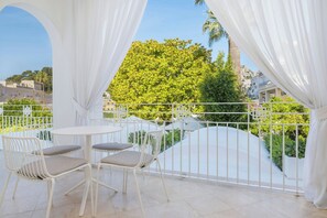 Suite, 1 slaapkamer, balkon | Luxe beddengoed, bedden met traagschuimmatrassen, een minibar