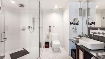 Executive Room | Bathroom | Free toiletries, hair dryer, bathrobes, towels