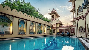 Kolam renang outdoor