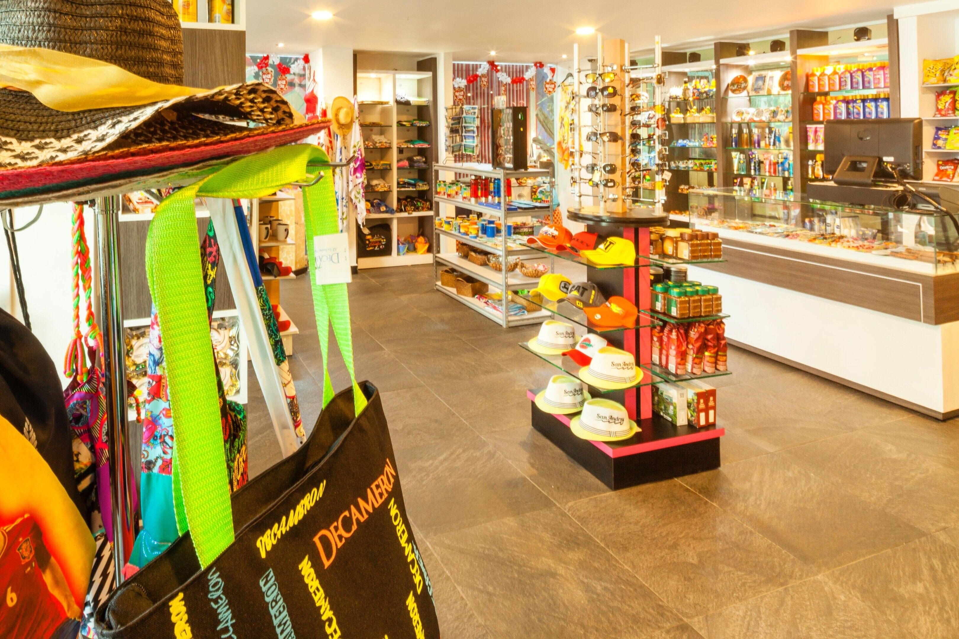 Una tienda minorista con diversos productos en estanterías y un mostrador de exhibición.