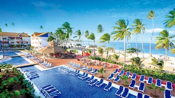 Piscine extérieure, parasols de plage, chaises longues