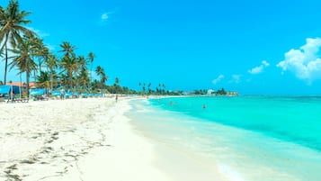 NĂ€ra stranden, vit sandstrand och strandhanddukar