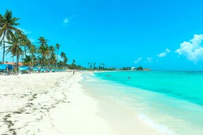 Beach nearby, white sand, beach towels - Decameron Isleño - All Inclusive (San Andrés)