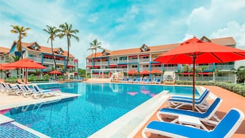 3 albercas al aire libre, sombrillas en la alberca y camastros