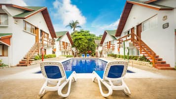 3 piscinas externas, espreguiçadeiras