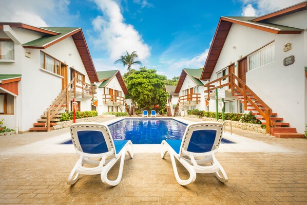 3 outdoor pools, pool loungers