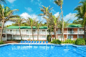 3 outdoor pools, pool loungers