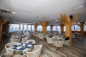Se sirven desayunos, comidas y cocina internacional con vista al mar