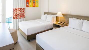 Una habitación de hotel con dos camas individuales, una mesita de noche con una lámpara, un teléfono y una obra de arte colgada en la pared.