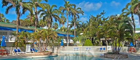 Una piscina al aire libre