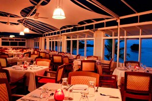 3 restaurants; breakfast, lunch, and dinner served