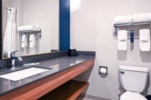 Combined shower/tub, spring water tub, free toiletries, hair dryer - Fairfield Inn & Suites by Marriott Indianapolis Noblesville (Noblesville)