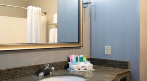 Een bad/douchecombinatie, gratis toiletartikelen, een haardroger