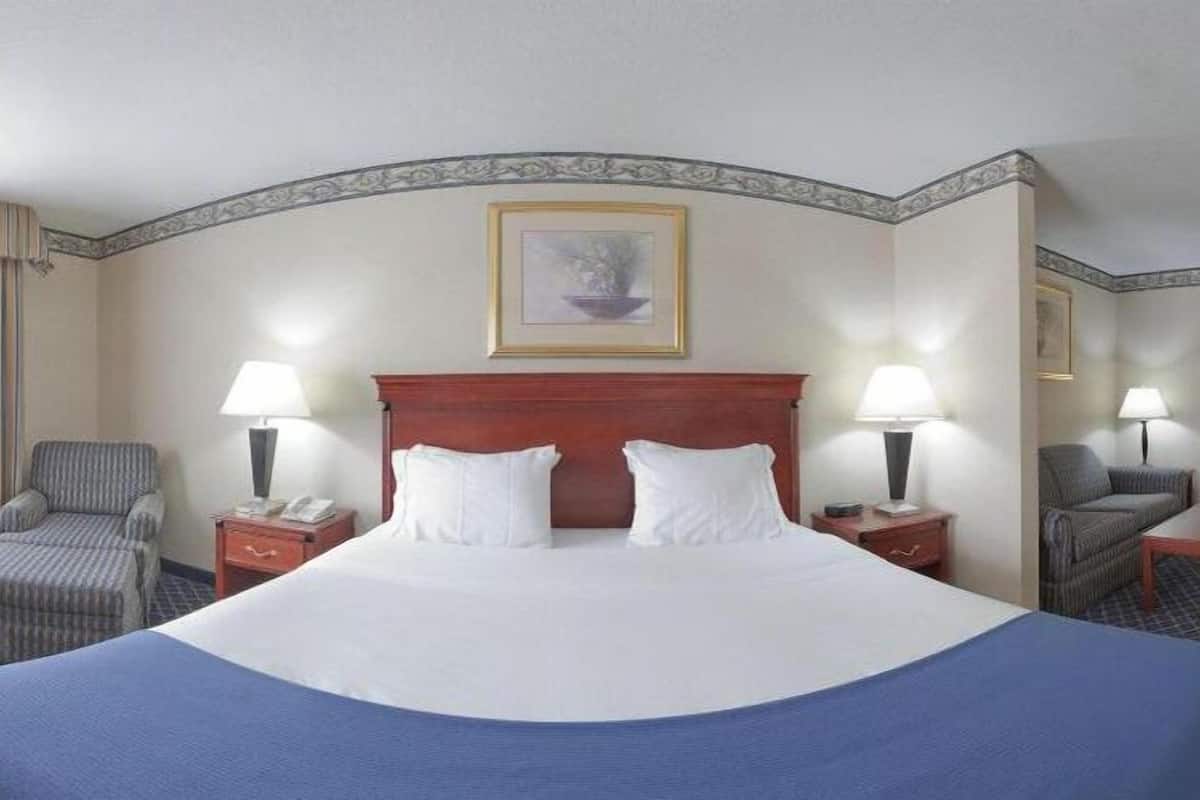 1 bedroom, desk, iron/ironing board, free cots/infant beds