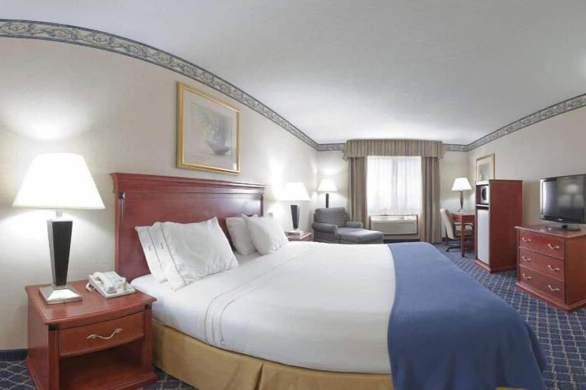 1 bedroom, desk, iron/ironing board, free cots/infant beds