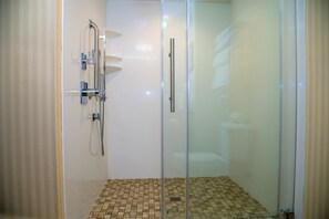 Studio, 1 King Bed, Non Smoking | Bathroom shower - Hampton Inn Lewisburg (Lewisburg)