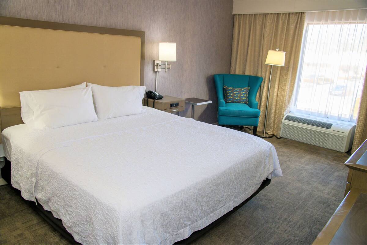 Room, 1 King Bed, Accessible, Non Smoking | In-room safe, desk, iron/ironing board, free cots/infant beds