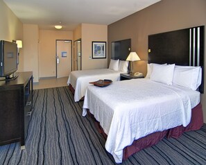 A hotel room with two beds, a TV, a desk, and a lamp. - Hampton Inn & Suites Mountain View (Mountain View)
