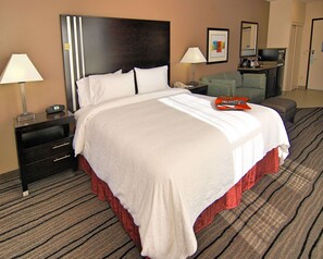 A hotel room with a large bed, two bedside tables, a desk with a chair, a microwave, and a coffee maker. - Hampton Inn & Suites Mountain View (Mountain View)