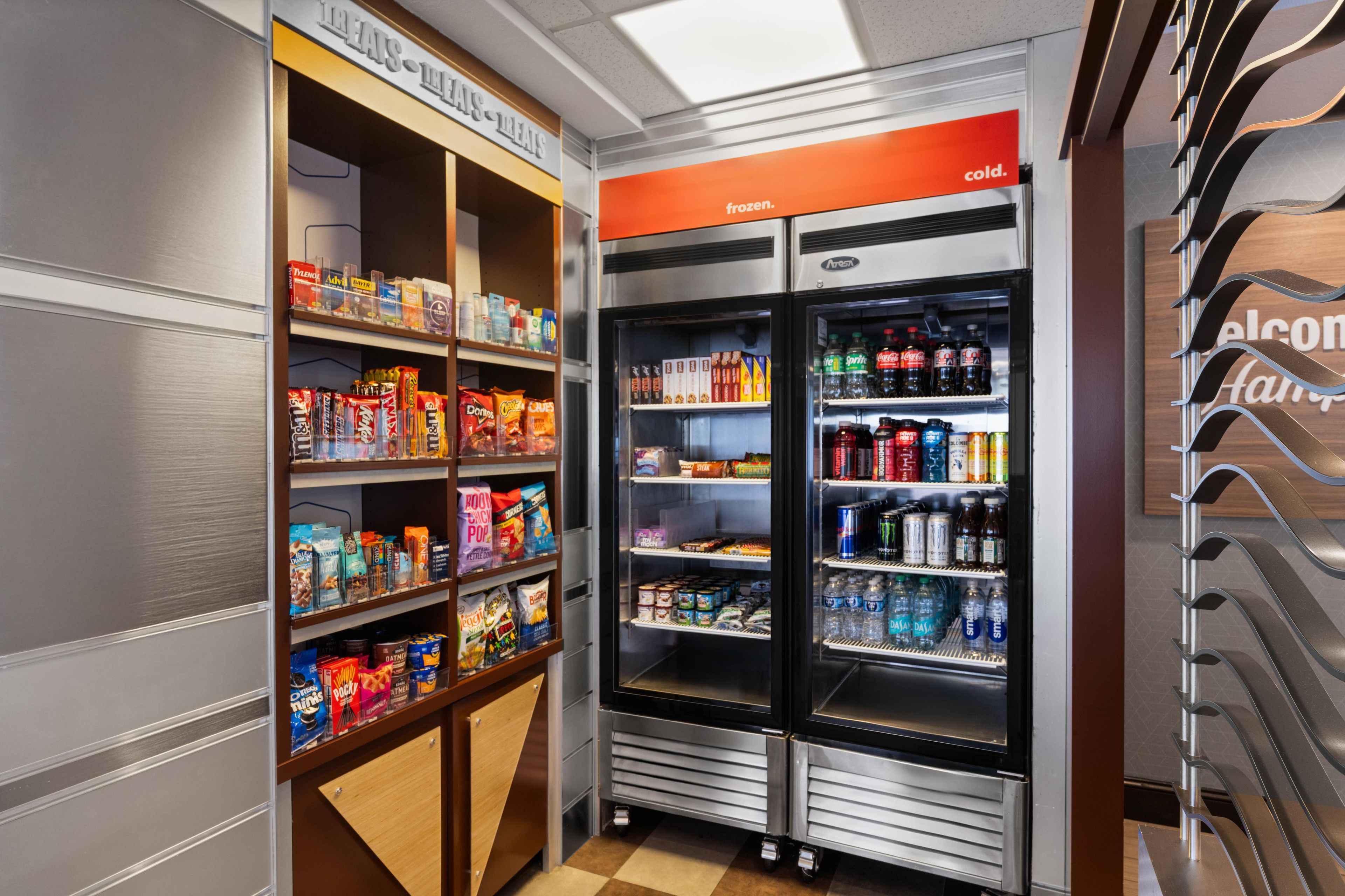 Un área de venta automática con aperitivos y bebidas variadas.