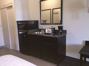 Fridge, microwave, coffee/tea maker - Hampton Inn & Suites Mountain View (Mountain View)