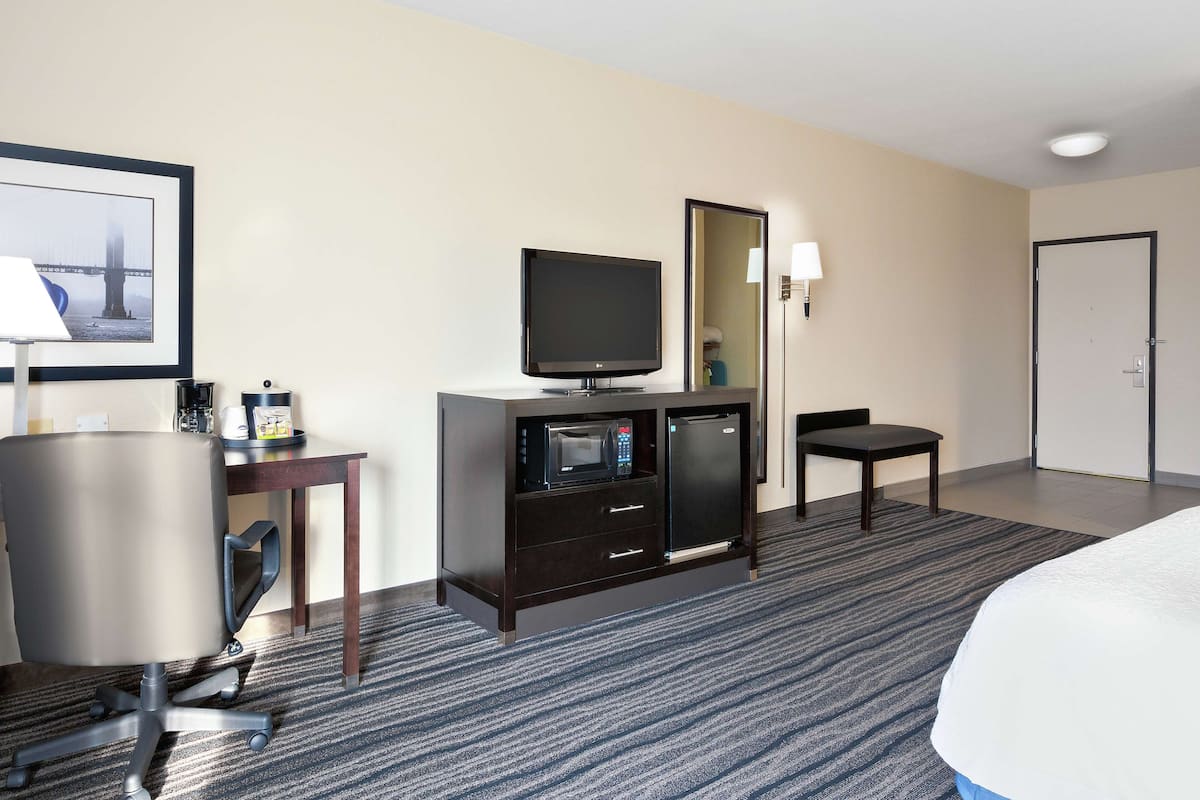 Room, 1 King Bed, Accessible | In-room safe, desk, blackout drapes, iron/ironing board