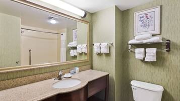 Een bad/douchecombinatie, gratis toiletartikelen, een haardroger