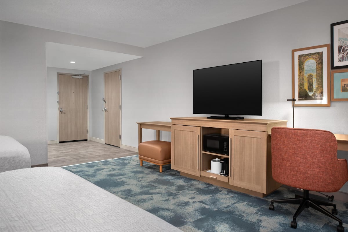 Habitación, 2 camas Queen size, con acceso para personas discapacitadas (mob/hearing acc w/ bathtub) | Ropa de cama de alta calidad, edredón y decoración personalizada