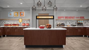 朝食 (フル ブレックファスト)、毎日提供 (無料)