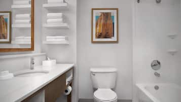 Zimmer, 2 Queen-Betten, Nichtraucher, Kühlschrank und Mikrowelle | Badezimmer | Duschwanne, kostenlose Toilettenartikel, Handtücher