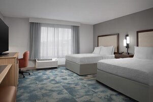 Quarto, 2 camas Queen, acessível, para não fumantes (mob/hearing acc w/ bathtub) | Roupas de cama premium, edredons de pluma, individualmente decorados