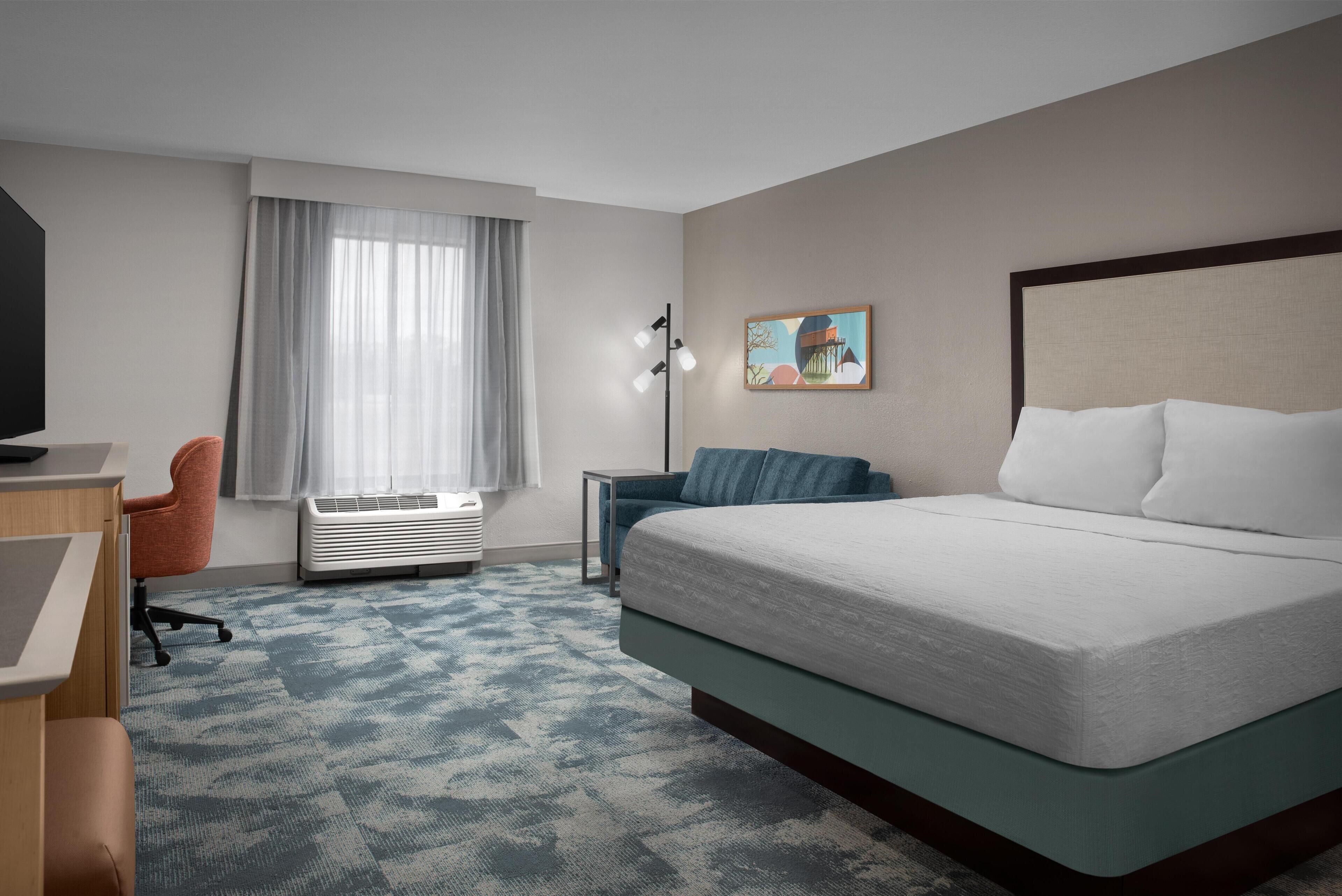 Kamar, 1 Tempat Tidur King dengan tempat tidur Sofa, Bebas Asap Rokok, lemari es & microwave | Seprai premium, selimut bulu angsa, dan didekorasi berbeda-beda