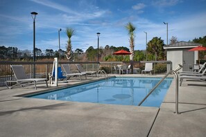 Seasonal outdoor pool - Hampton Inn Yemassee/Point South (Yemassee)