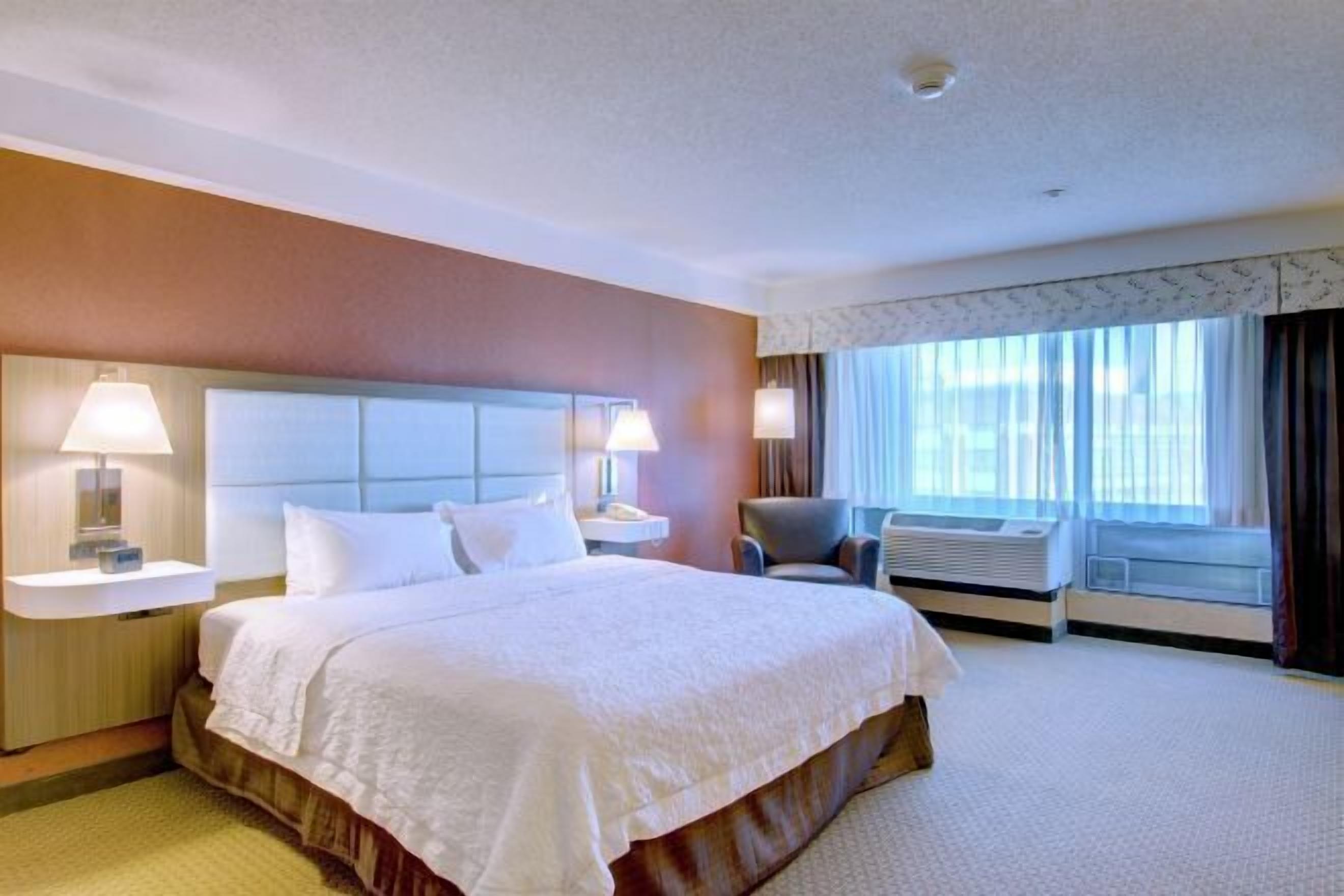 Tirai kedap cahaya, setrika/meja setrika, dan tempat tidur bayi gratis