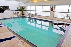 Indoor pool - Hampton Inn & Suites Boston Crosstown Center (Boston)