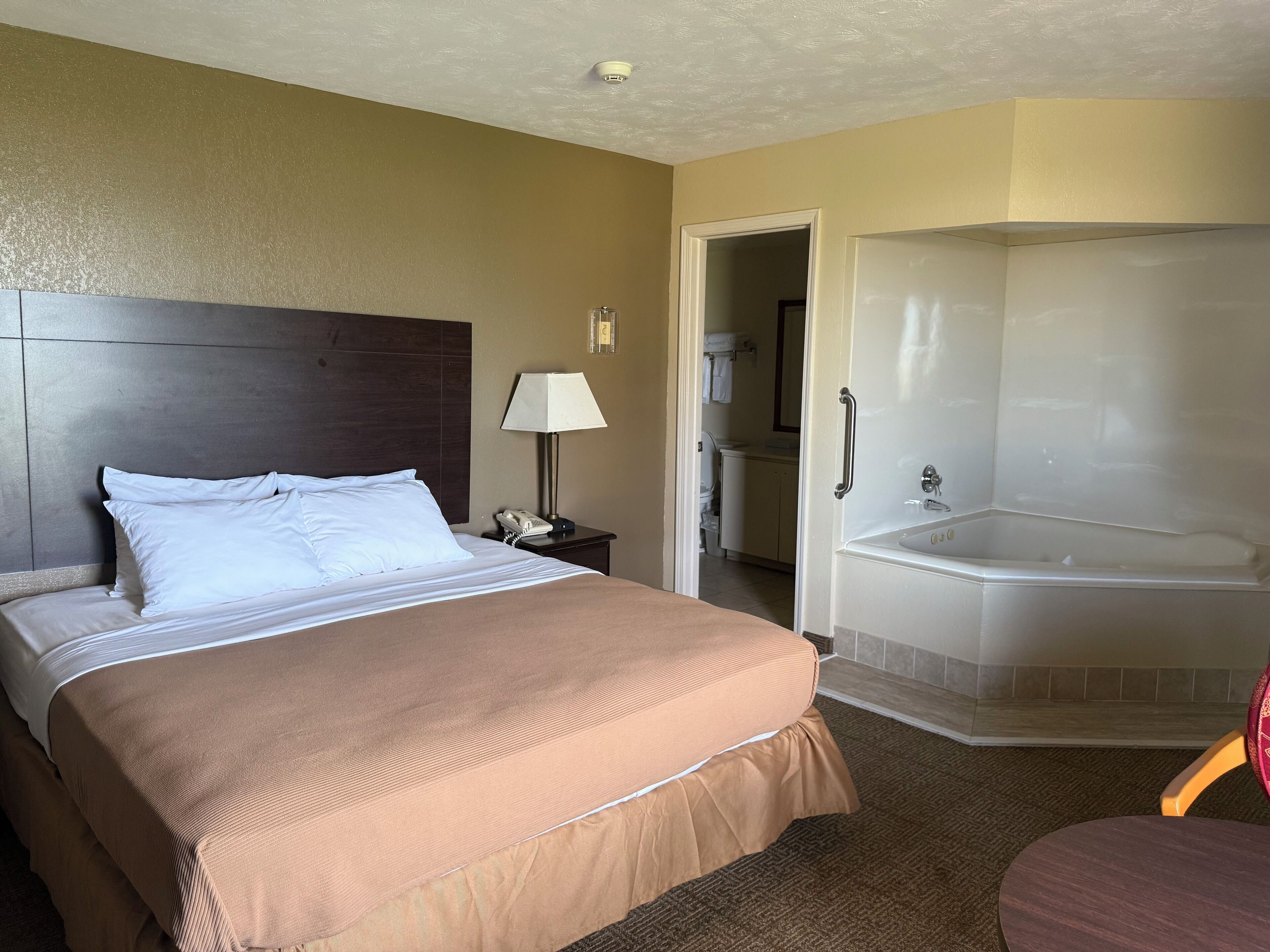 Caja de seguridad en la habitación, wifi gratis y ropa de cama 