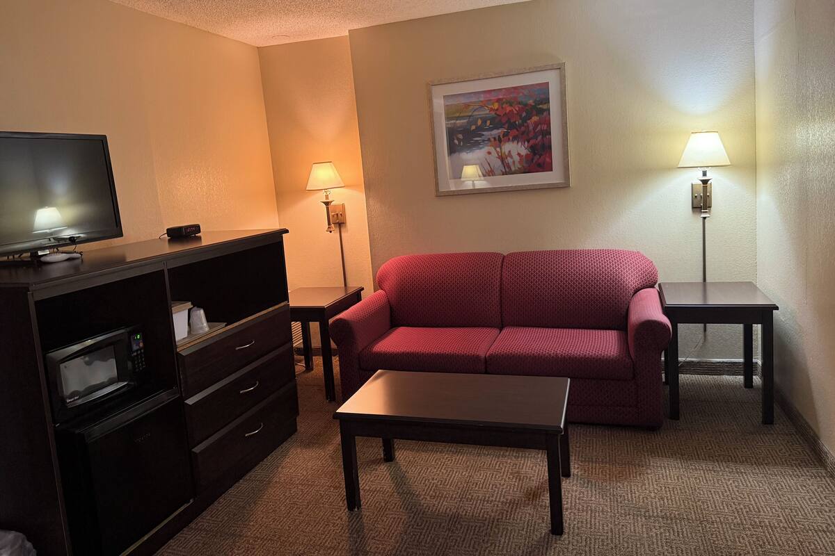 In-room safe, WiFi (free), bed sheets