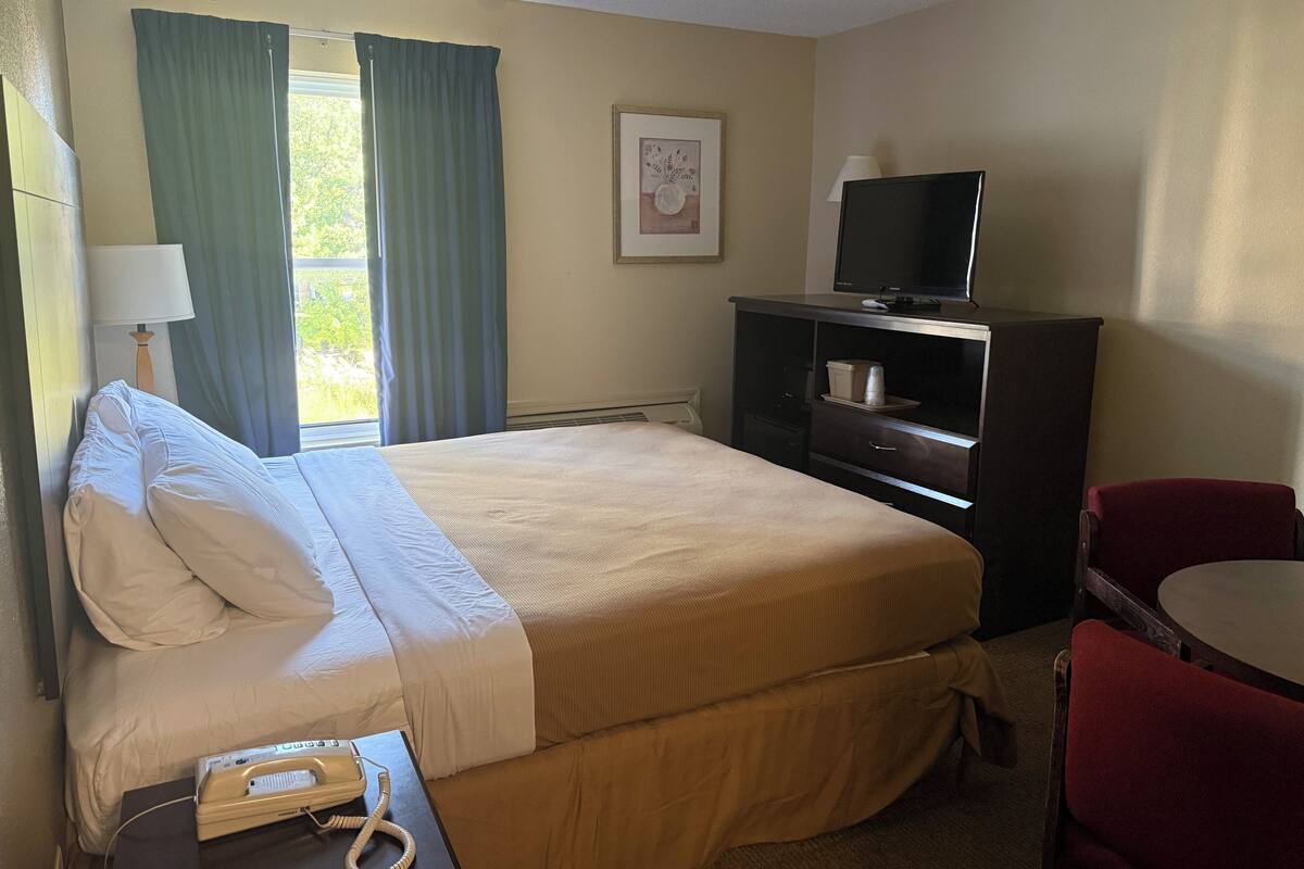 In-room safe, WiFi (free), bed sheets