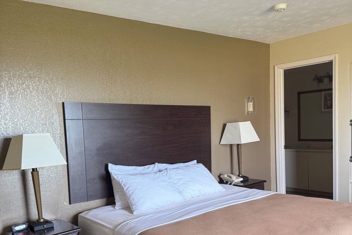 In-room safe, WiFi (free), bed sheets
