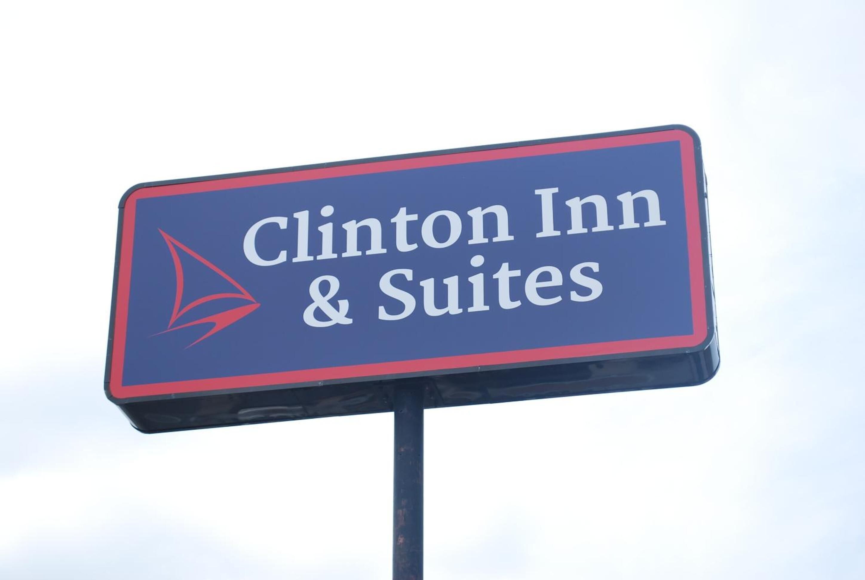 Señal del Clinton Inn & Suites.