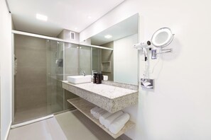 Premium Room, 2 Double Beds | Bathroom | Shower, rainfall showerhead, free toiletries, hair dryer - Holiday Inn Sao Paulo Parque Anhembi by IHG (São Paulo)